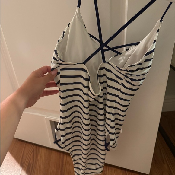 Gorgeous one piece jcrew - Picture 4 of 5